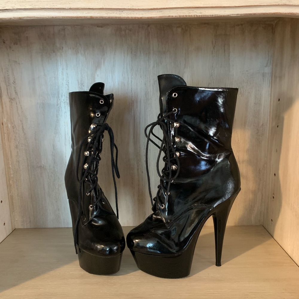 Ellie by Penthouse boots size 6